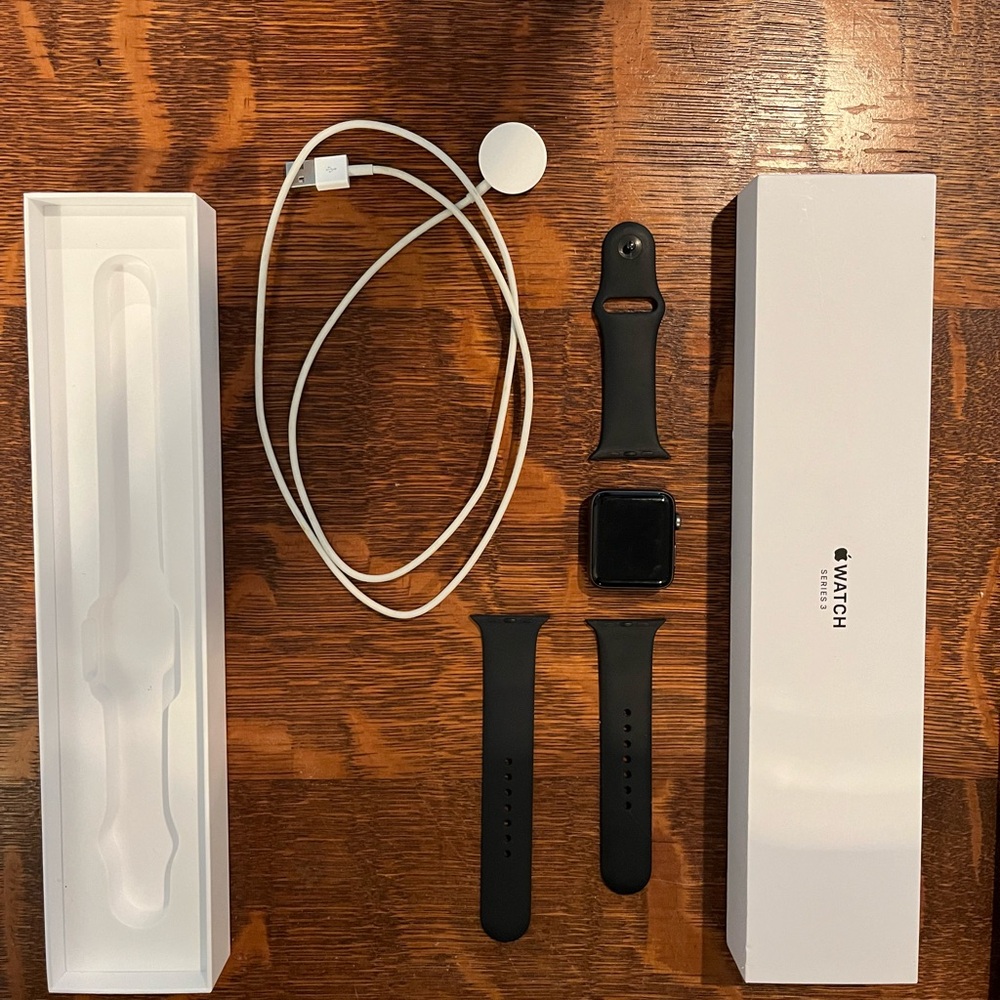 Apple Series 3 38mm Watch Great Condition!! Includes original charger! Mint!